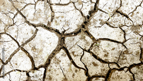 Fotografía Severely cracked dry soil texture indicating extreme drought environment