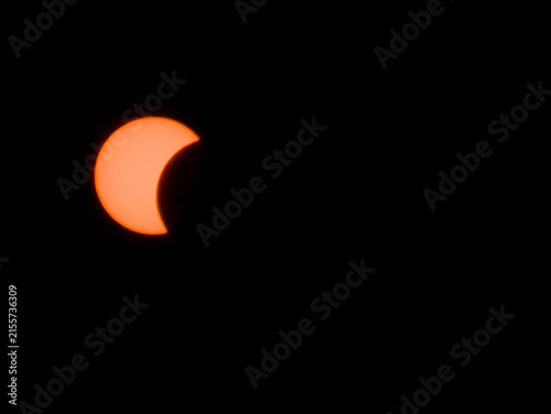 Foto Eclipse solar parcial resplandeciente en un cielo nocturno completamente oscuro, mostrando la silueta en luna del disco solar