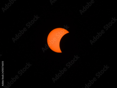 Quadro su tela Eclipse solar parcial resplandeciente en un cielo nocturno completamente oscuro, mostrando la silueta en luna del disco solar