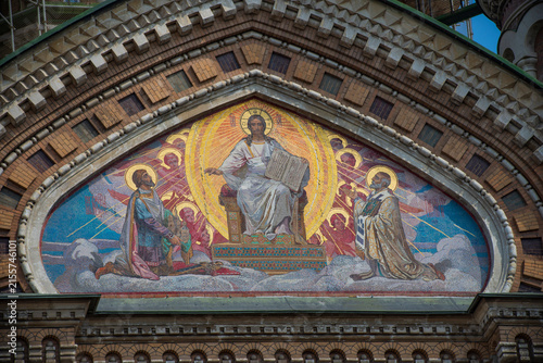 Obraz na płótnie Ornate mosaic tympanum on Church of the Savior on Blood facade with copy space