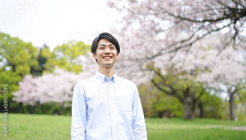 爽やかに笑う若い男性