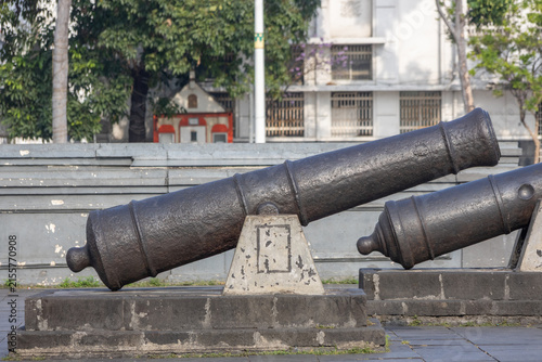 Fotografie Historic artillery cannon displayed as a cultural artifact, reflecting the maritime and colonial history of Jakarta