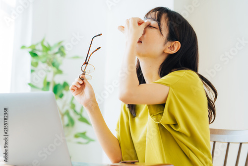 デスクワークで目が疲れた女性