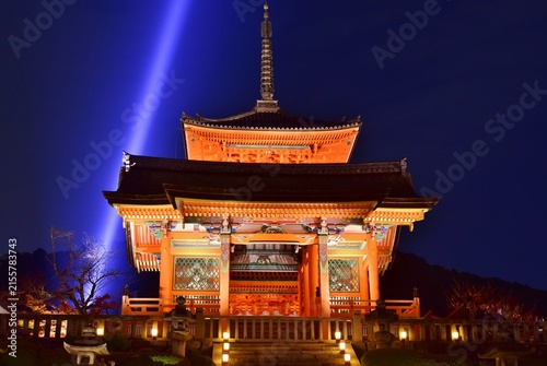 秋のライトアップされた清水寺