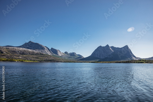 Sonnenschein und wolkenloser Himmel über dem Efjord in Norwegen