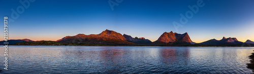 Mitternachtssonne mit Abendrot am Efjord in norwegen