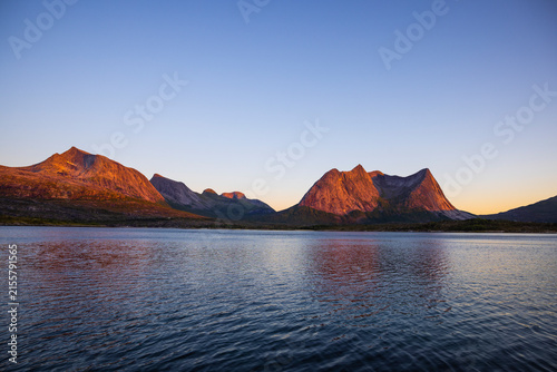 Mitternachtssonne mit Abendrot am Efjord in norwegen