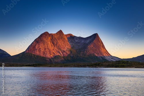 Mitternachtssonne mit Abendrot am Efjord in norwegen