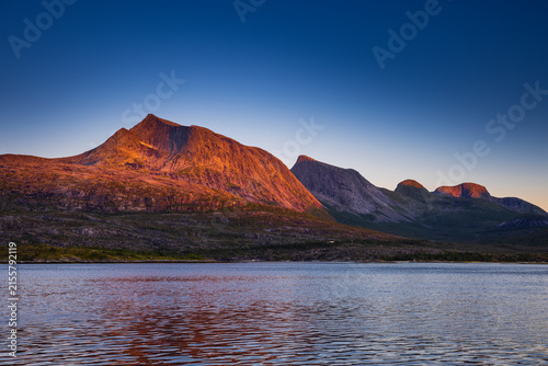 Mitternachtssonne mit Abendrot am Efjord in norwegen