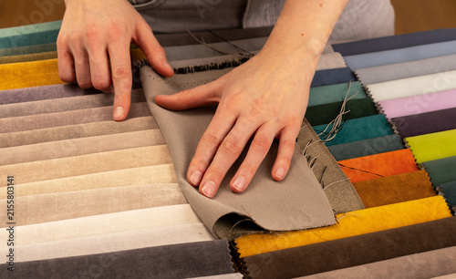 Fotografie hand choose textile upholstery