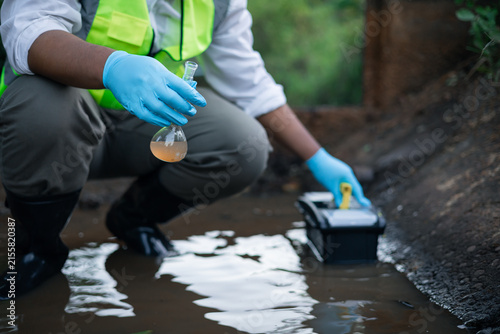 Quadro su tela Scientists collecting water samples collected from the canal in test tubes sampl