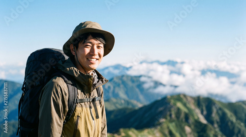 登山を楽しむ若い男性 ハイキング アウトドア レジャー 山頂