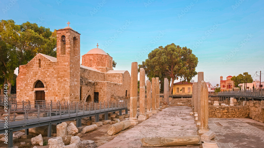 Obraz premium Historic Agia Kyriaki Chrysopolitissa church and ancient basilica ruins in Paphos.