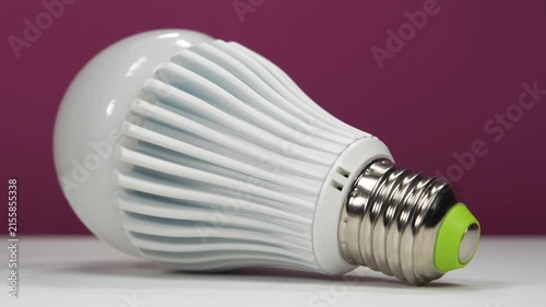 LED lamp with E27 base, zoom-in video