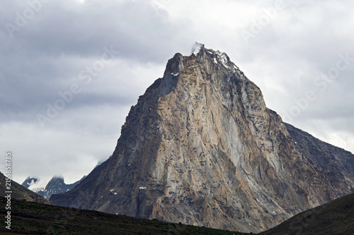 Fotografía Majestic Rock Cliff of Sacred Gonbo Rangjon Mountain Under Stormy Sky in Zanskar