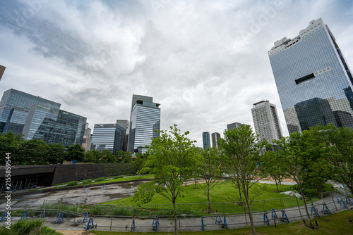 Canvastavla 大阪・梅田のうめきた、緑豊かな都市公園と近代的な高層ビル群【大阪風景】