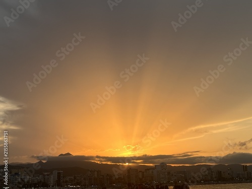Foto Solar eclipse dramatic sunset with crepuscular rays over Mediterranean coastal c