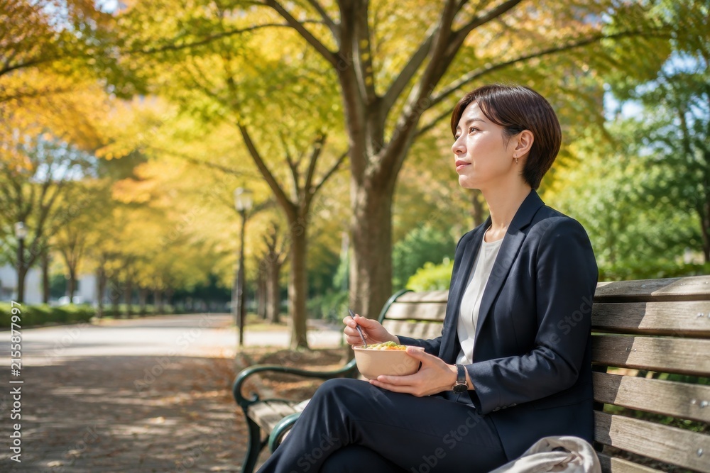 Obraz premium Mindful Office Worker Enjoying Outdoor Autumn Lunch Break