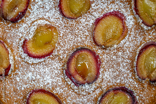 Cuadro en lienzo Macro texture of homemade plum cake sprinkled with powdered sugar