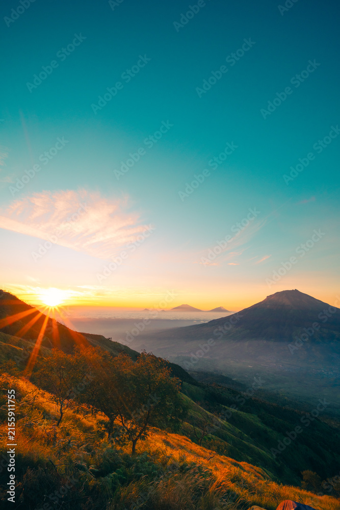 Obraz premium Amazing sunrise over the mountains