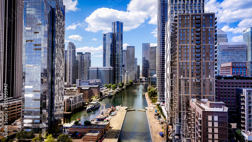 Foto Aerial view between modern skyscrapers and waterways in Canary Wharf, showcasing the dense contemporary architecture of London's financial district