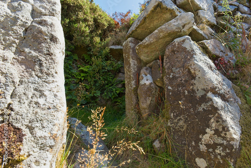 Fotografía A landscape photo of a rustic stone structure