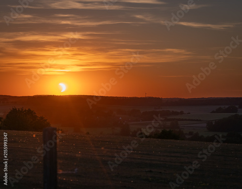 Die partielle Sonnenfinsternis, kurz vor Sonnenuntergang, in Bayern war die Sonne fast zu 90 % bedeckt
