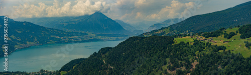 Foto Panoramic view of Lake Thun and Swiss Alps in Interlaken Switzerland surrounded