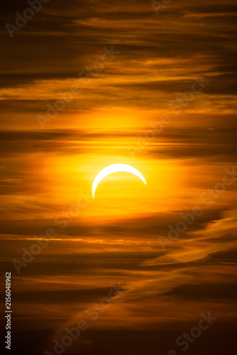 Partielle Sonnenfinsternis hinter weichen Wolken