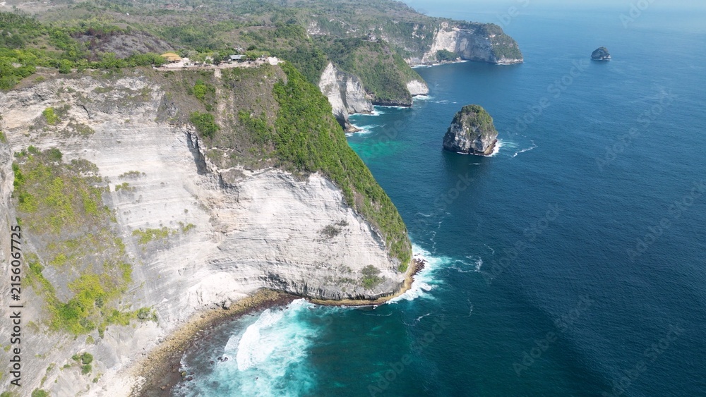 Obraz premium Scenic Aerial View of a Hidden Tropical Beach on Nusa Penida Island