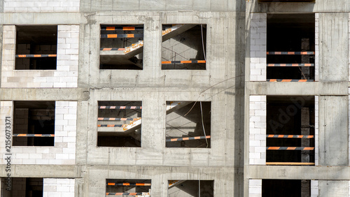 Foto Concrete walls rise beneath open window frames