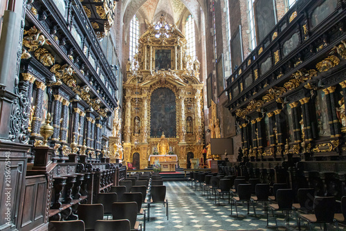 Foto The magnificent high altar and dark wood choir stalls inside the 14th-century Corpus Christi Basilica in Kazimierz district of Kraków, Poland
