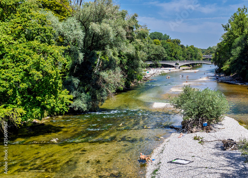 Menschen erfrischen sich am Ufer der kühlen Isar an einem heißen Sommertag, München, Oberbayern, Bayern, Deutschland