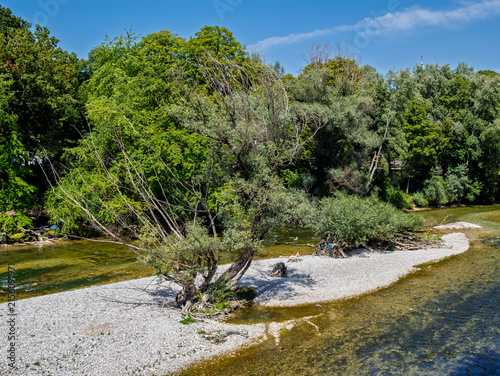 Menschen erfrischen sich am Ufer der kühlen Isar an einem heißen Sommertag, München, Oberbayern, Bayern, Deutschland