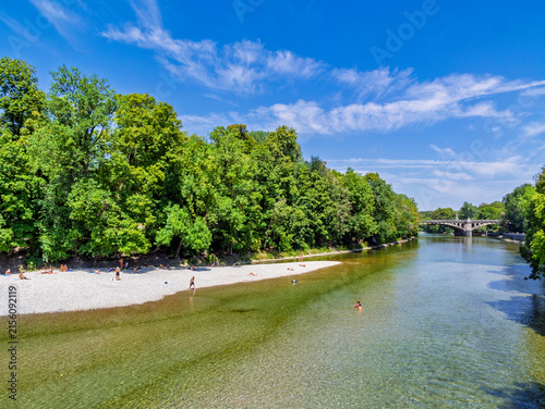 Menschen erfrischen sich am Ufer der kühlen Isar an einem heißen Sommertag, München, Oberbayern, Bayern, Deutschland