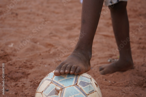 Принти на полотні Sur le terrain d entraînement un un garçonnet pose so n pied sur un ballon  bobo