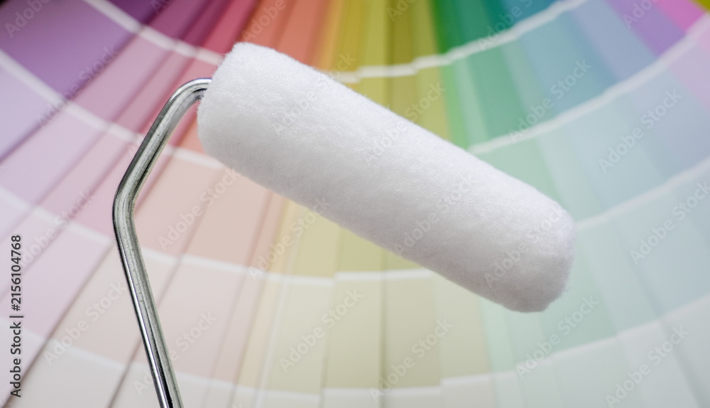 Obraz premium Paint roller against color swatches making color choice