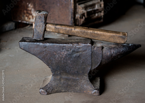Fotografía hammer and anvil