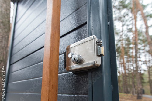 Stainless steel electromechanical gate lock with keyhole and water drops