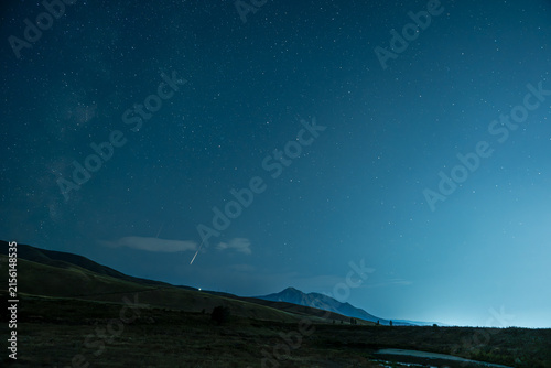 Foto A breathtaking night landscape capturing the Perseid meteor shower in Kyrgyzstan
