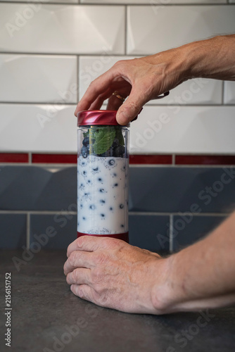 przygotowanie zdrowego, odżywczego koktajlu owocowego z borówek,chia, mleka i mięty.