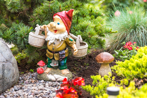 Fotografía garden dwarf in home garden, gnome decoration