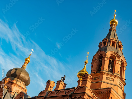 Konstfotografi Golden domes and bell tower of traditional Russian Orthodox church against blue