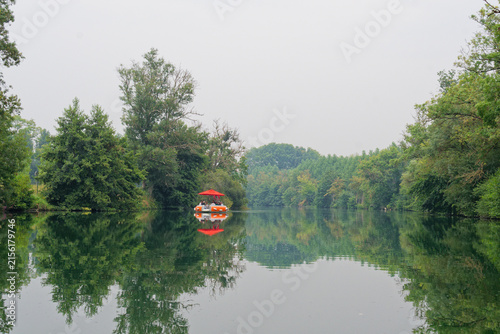 Obraz na plátne La Charente à Jarnac offre un décor paisible où le fleuve méandre doucement, bordé de quais historiques, de chais réputés et de parcs verdoyants invitant à la flânerie et aux loisirs nautiques