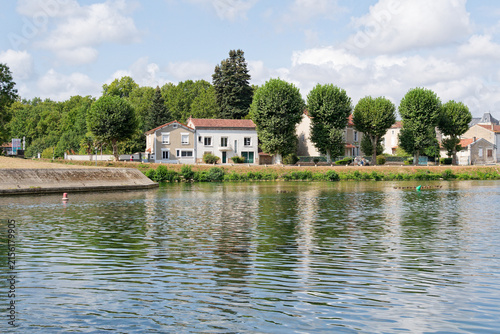 Фотография La Charente à Jarnac offre un décor paisible où le fleuve méandre doucement, bordé de quais historiques, de chais réputés et de parcs verdoyants invitant à la flânerie et aux loisirs nautiques
