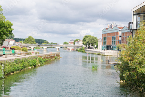 Foto La Charente à Jarnac offre un décor paisible où le fleuve méandre doucement, bordé de quais historiques, de chais réputés et de parcs verdoyants invitant à la flânerie et aux loisirs nautiques