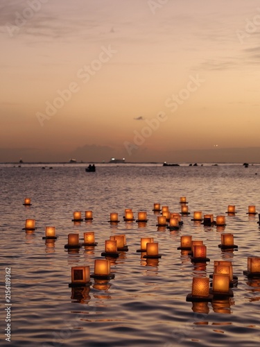 Foto Floating Lanterns on Water at Sunset during Memorial Day in Ala Moana, Hawaii