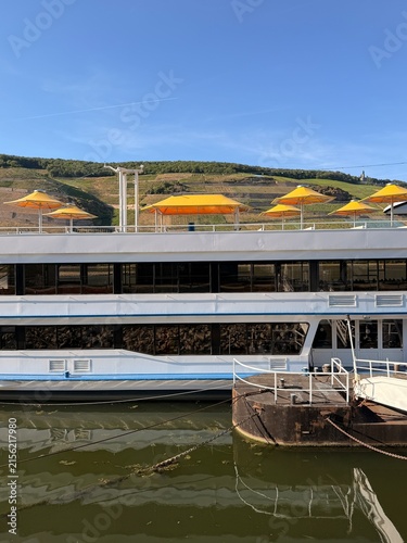 Sonnendeck mit Sonnenschirmen. Rheinschifffahrt.