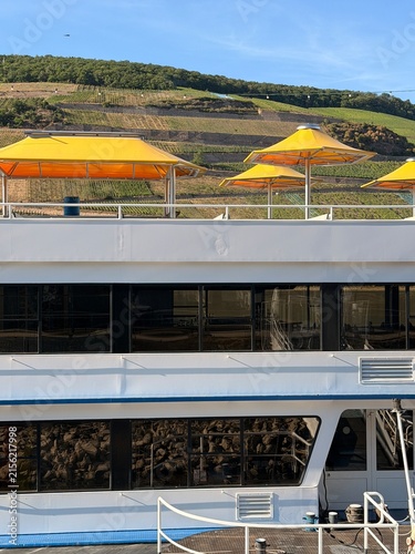 Sonnendeck mit Sonnenschirmen. Rheinschifffahrt.