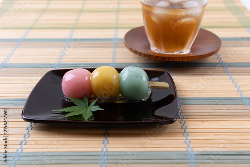 串だんごのようなあんこ玉と麦茶